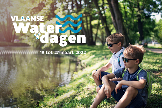 Campagnebeeld Vlaamse Waterdagen: 2 jongens zitten in het gras met zicht op water